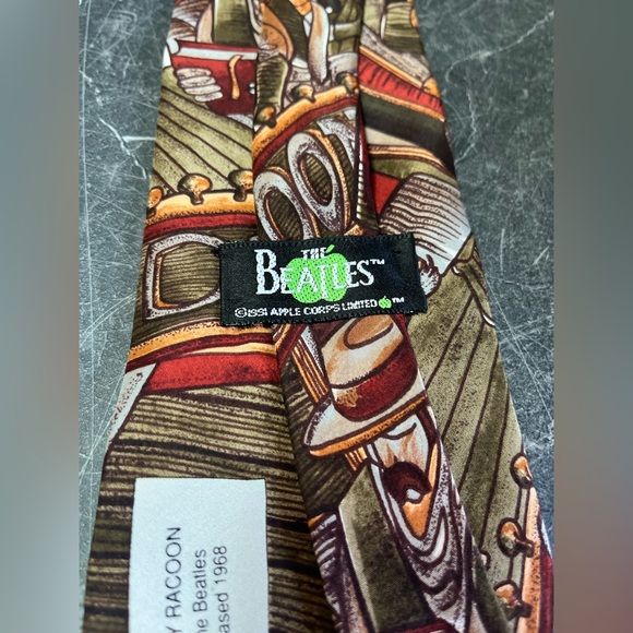 VTG 100% silk “The Beatles” rocky raccoon men’s 90s tie - Picture 4 of 6